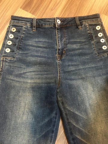 Nautical Chic – Button Up Your Style!