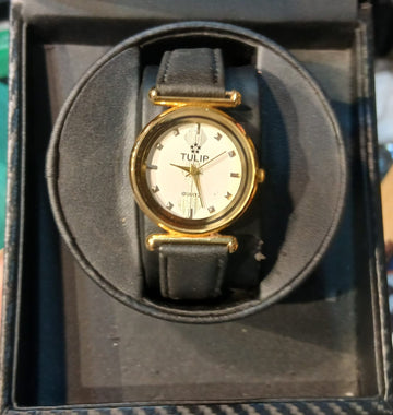 Unisex analog wristwatch with leather strap and gold-tone case.